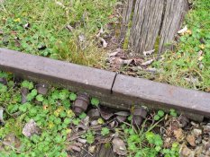 Junta de railes sobre traviesa de madera y tornillos de sujecin