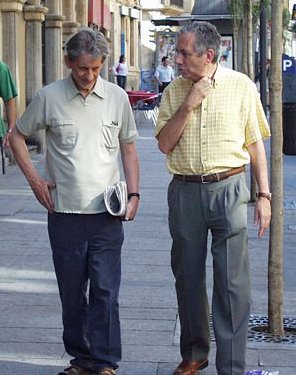 Basilio y su amigo Adolfo paseando por las calles de Salamanca